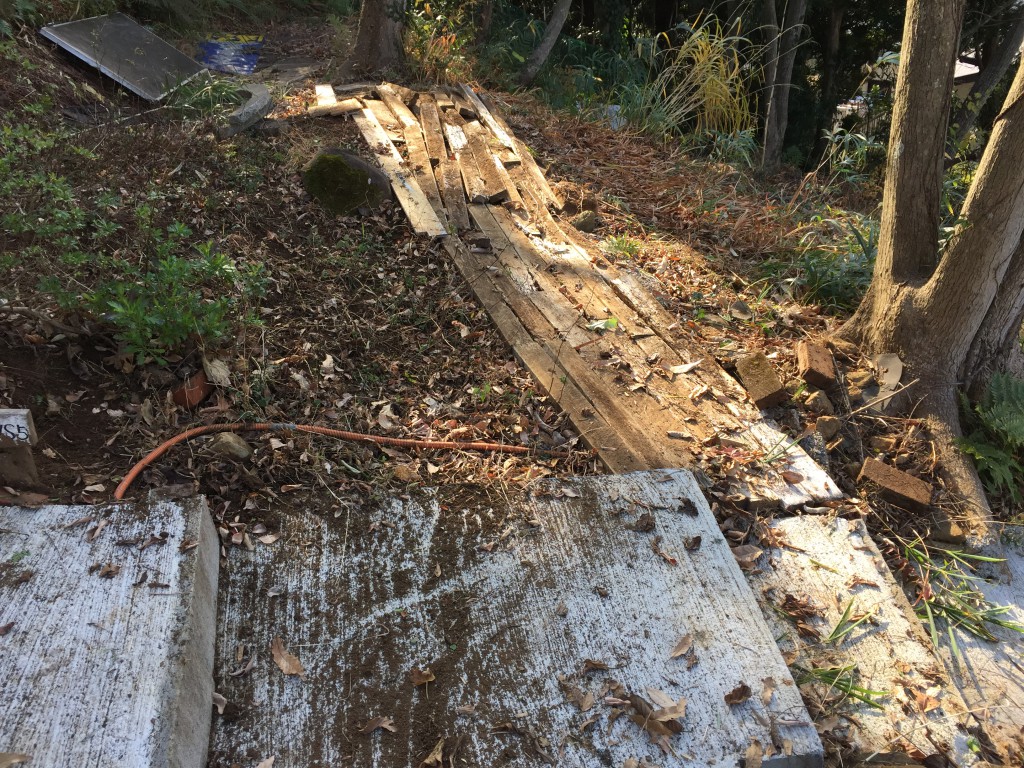 廃材利用木道（まだ未完成）