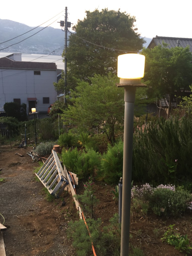 庭園灯の修理（正面坂道）